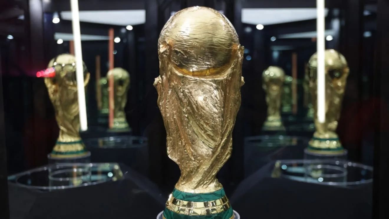 Jucători de fotbal în finala CM 2026, cu inele de campioni și trofeu