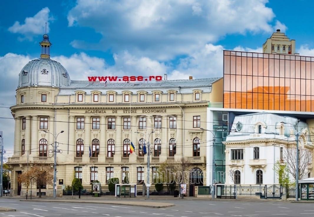 Studenți în sala de curs, profesori, mediu universitar București