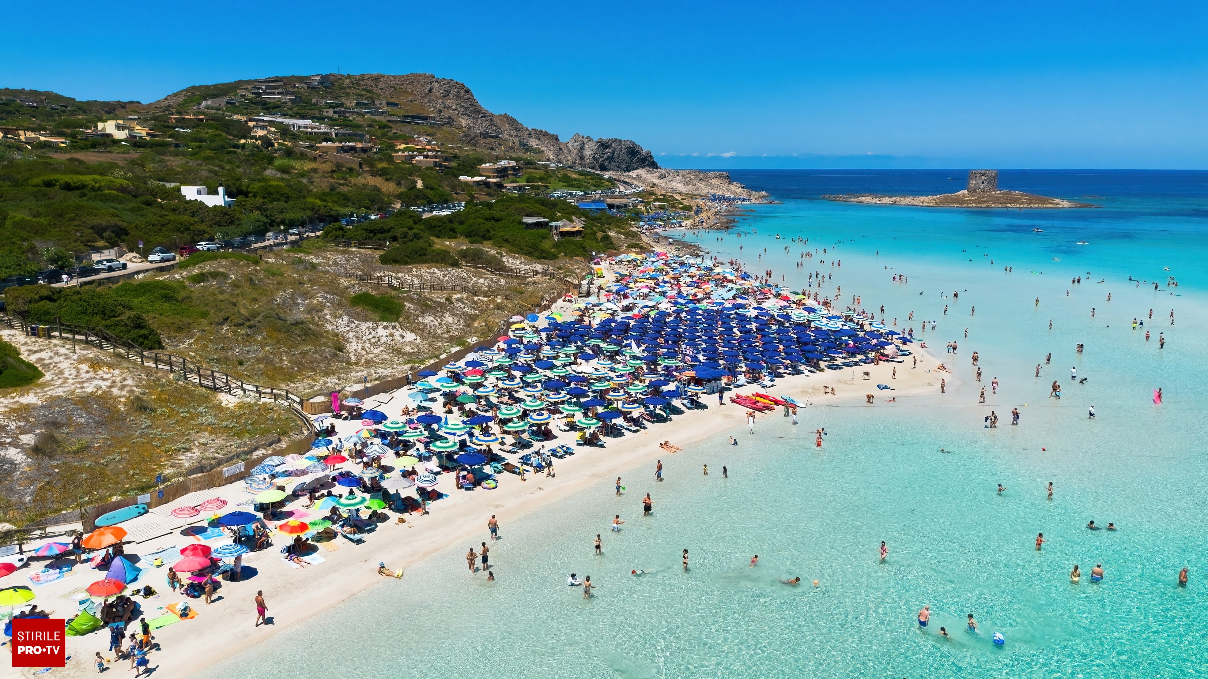 Plajă Sardinia cu turiști și sistem de rezervare