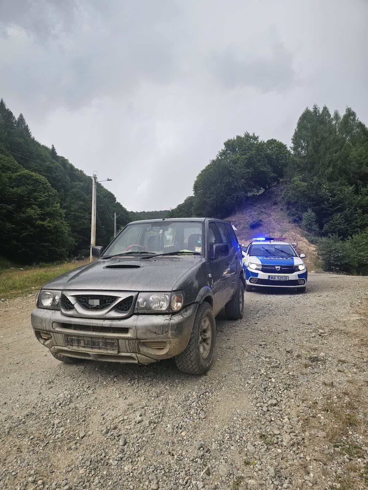 Polițiști oprind un autoturism în Horezu, România