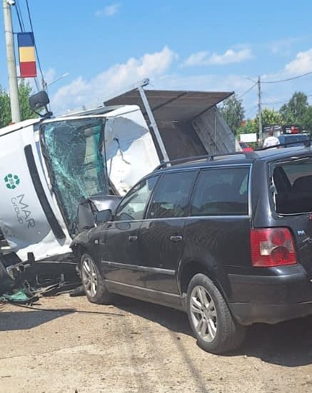 Mașini avariate și echipaje de intervenție la accidentul din Golești