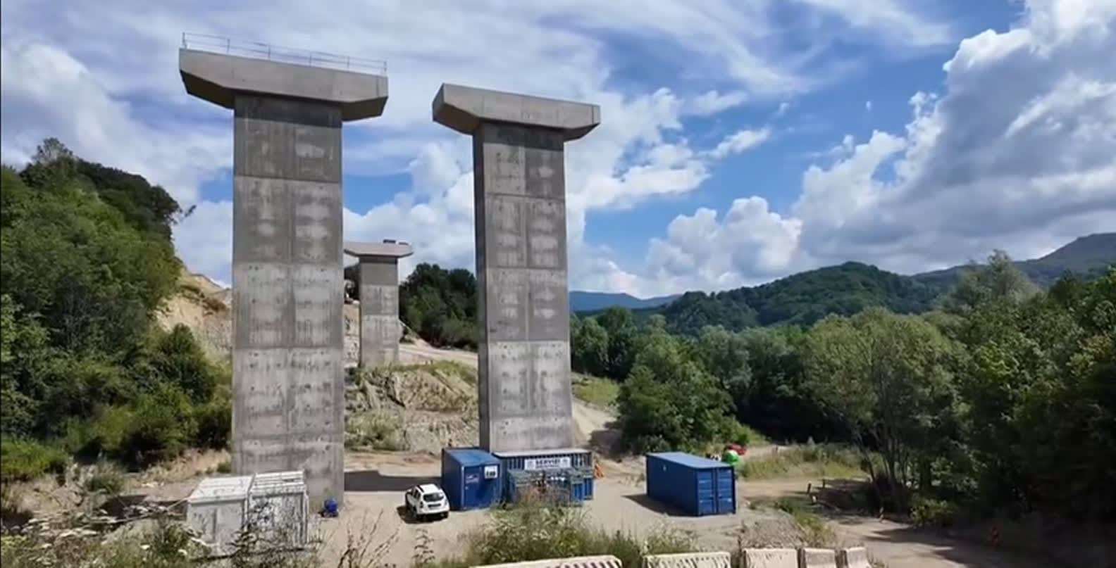 Constructori lucrând la poduri și tunel pe șantierul A1 în România