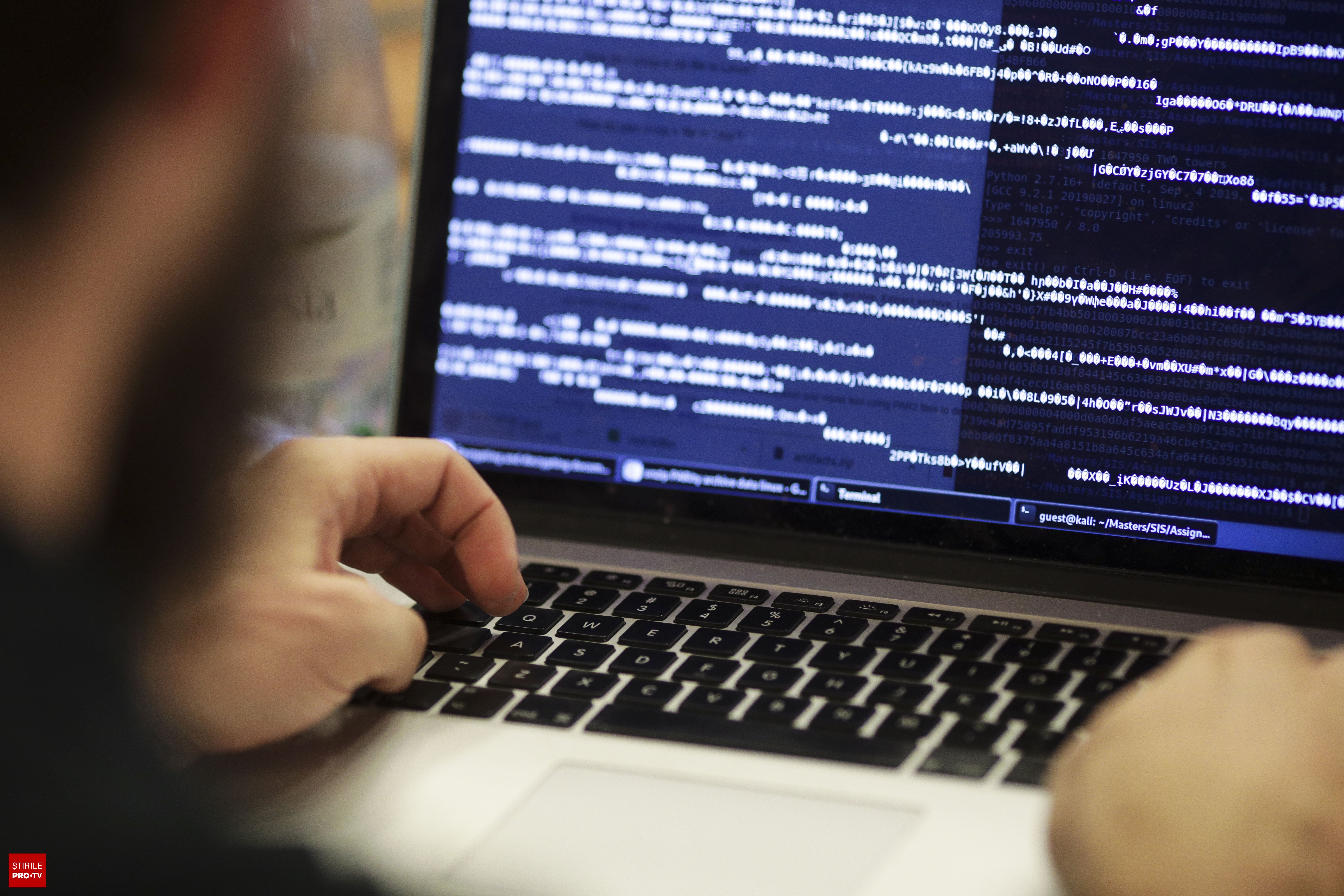 Hacker în fața calculatorului, atac cibernetic asupra sistemelor ANCPI