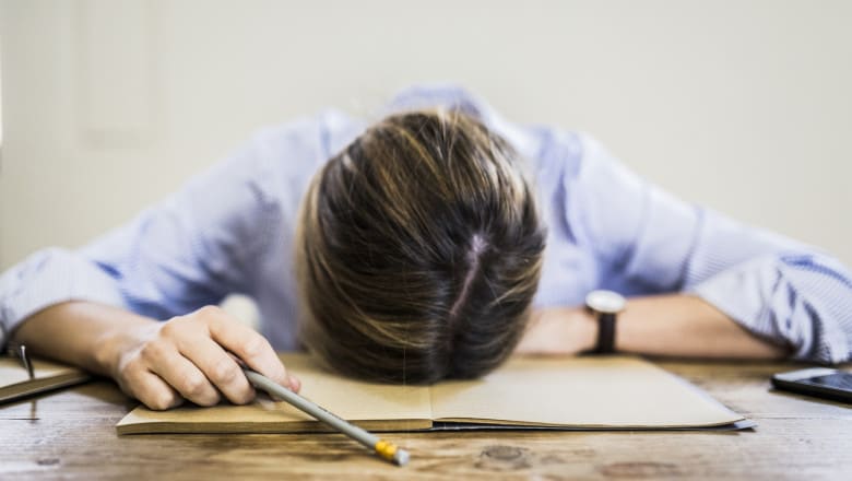 Oameni muncind în birou, reprezentând activitatea profesională în România