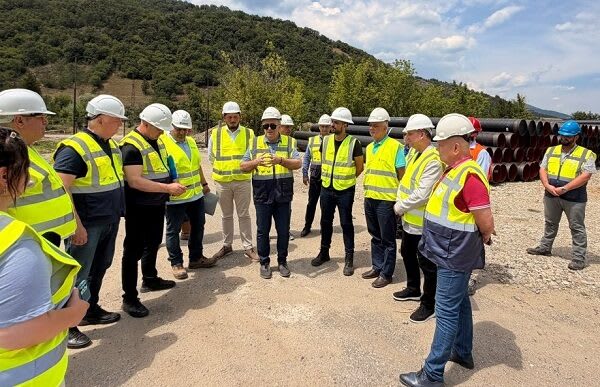 Ion Sterian inspectând șantierul conductei Prunișor–Jupa