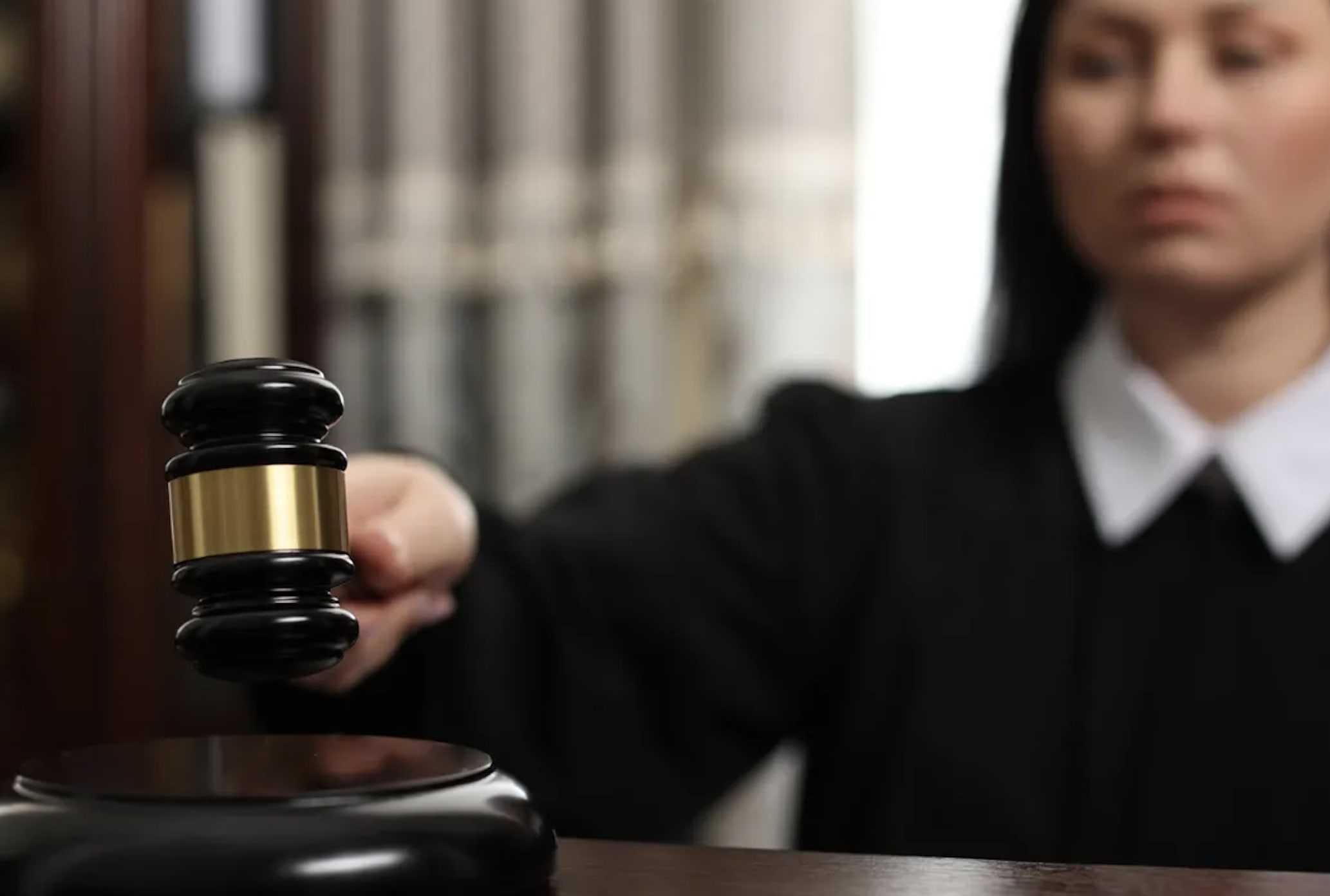 Judecător în sala de judecată, simbol al justiției