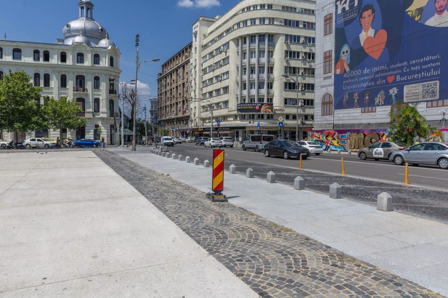 Lucrări de reabilitare a esplanadei din Piața Universității, cu muncitori și pavaj nou
