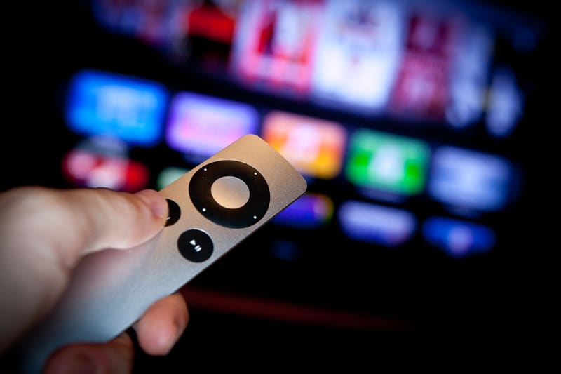 Televiziune în studio, echipament de producție, cameramani, echipă de televiziune în acțiune