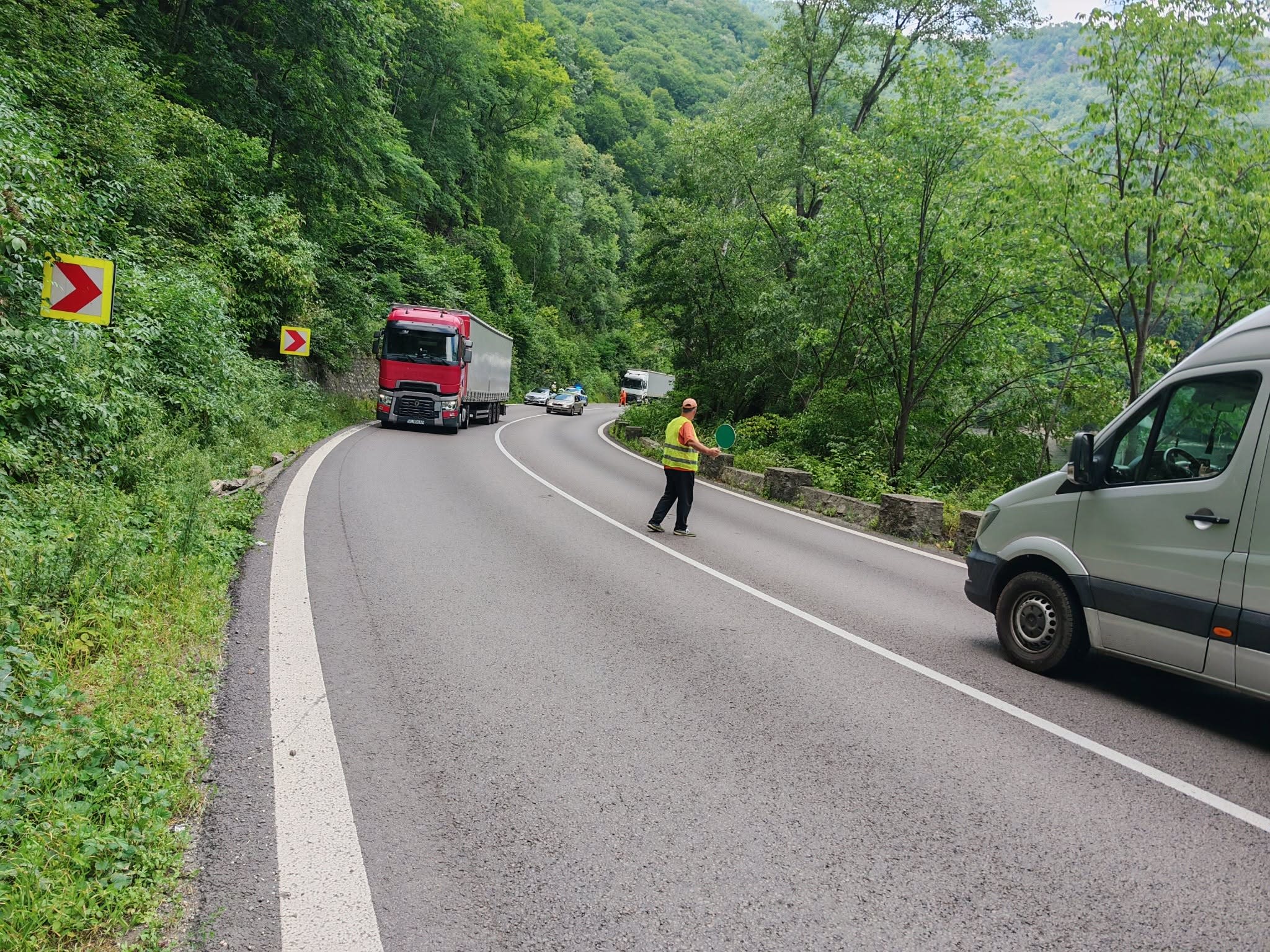 Autoturism abandonat pe carosabil în zona Valea Oltului