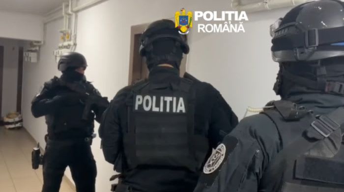 Polițiști brașoveni efectuează percheziții la domiciliu