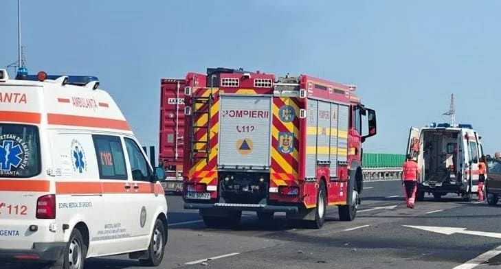 Echipaj de intervenție la accident rutier pe autostradă