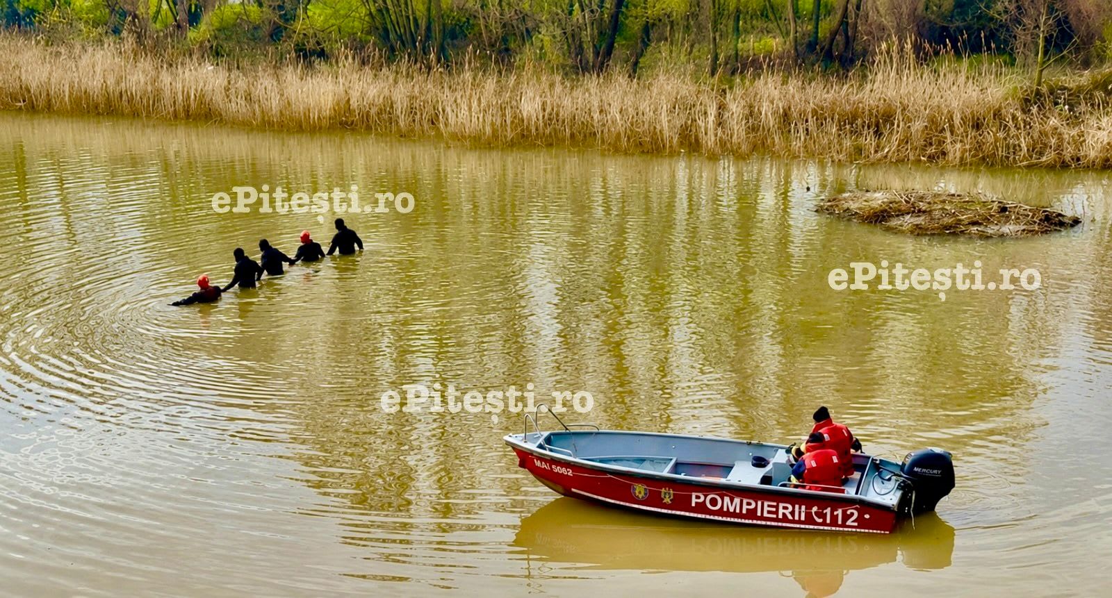Echipaj de pompieri intervenind pe lacul Colibița pentru salvarea unui copil