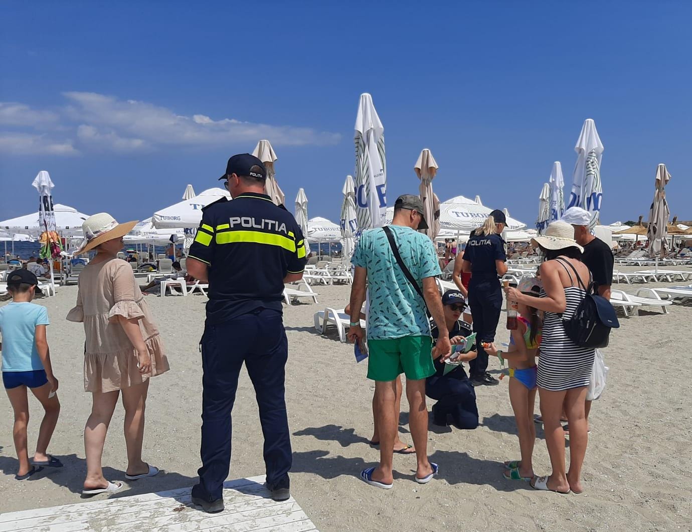Jandarmi capturând un șarpe pe plaja din Venus, litoralul românesc