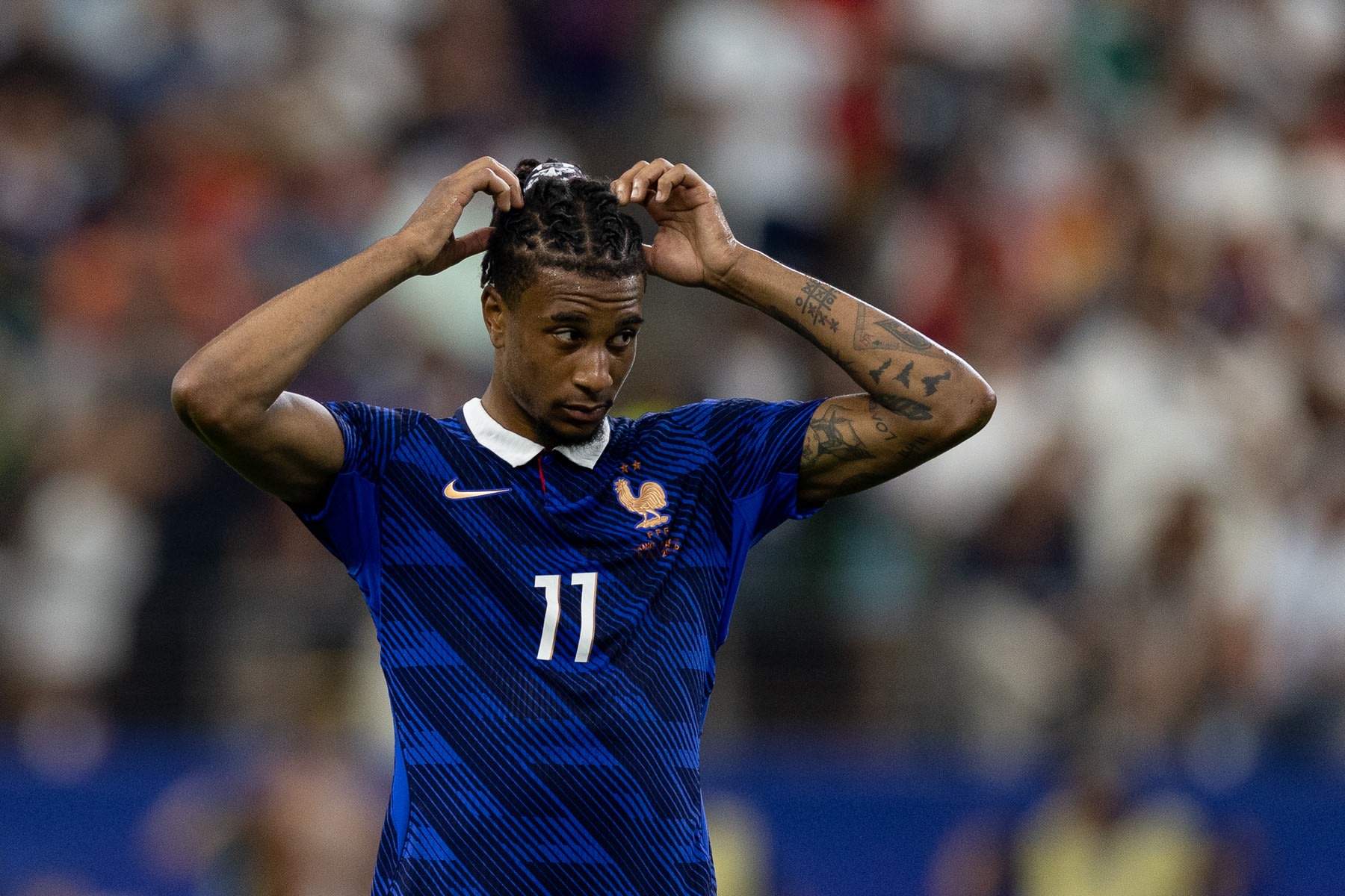Michael Olise în tricoul lui Bayern Munchen, în timpul unui meci