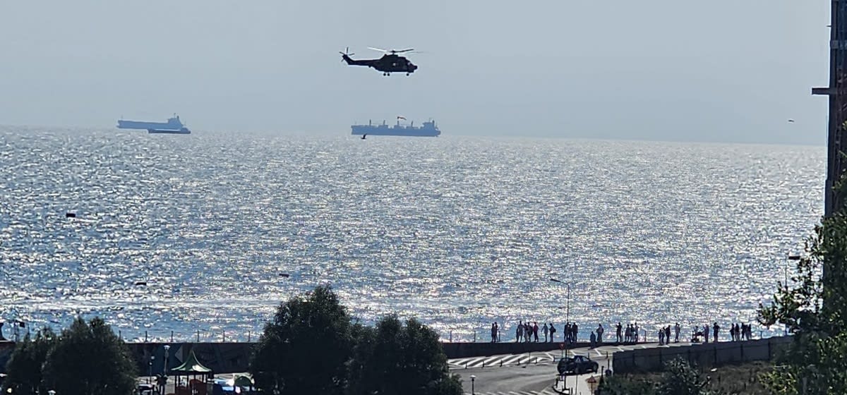 Elicopter AIRBUS H225 M Caracal în zbor, radare de supraveghere aeriană, echipamente militare moderne