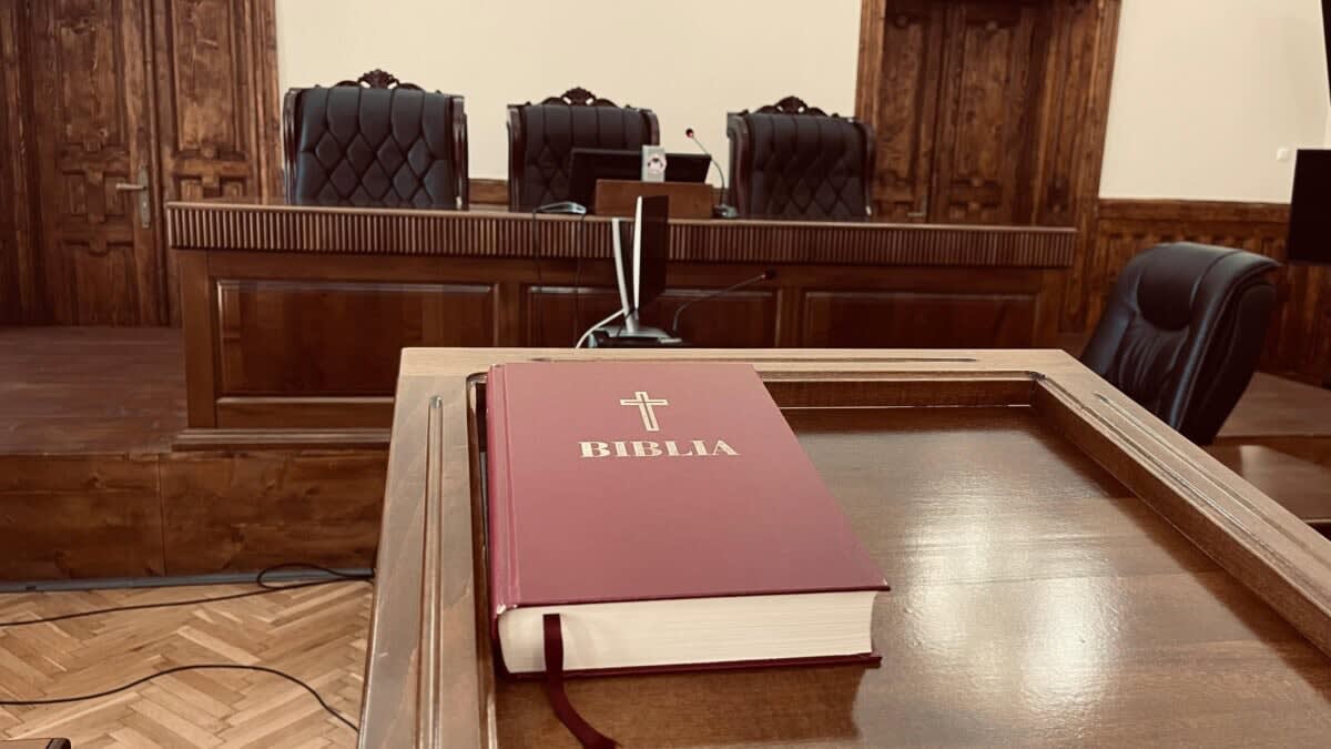 Judecător în sala de judecată, documente oficiale și sigla CSM