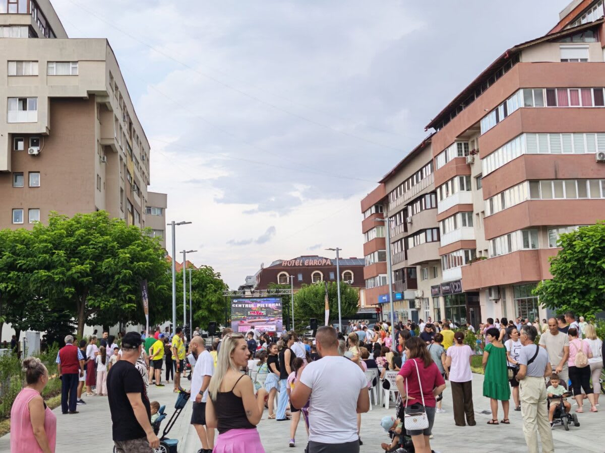 Copii bucurându-se de fântâna arteziană din Târgu Jiu