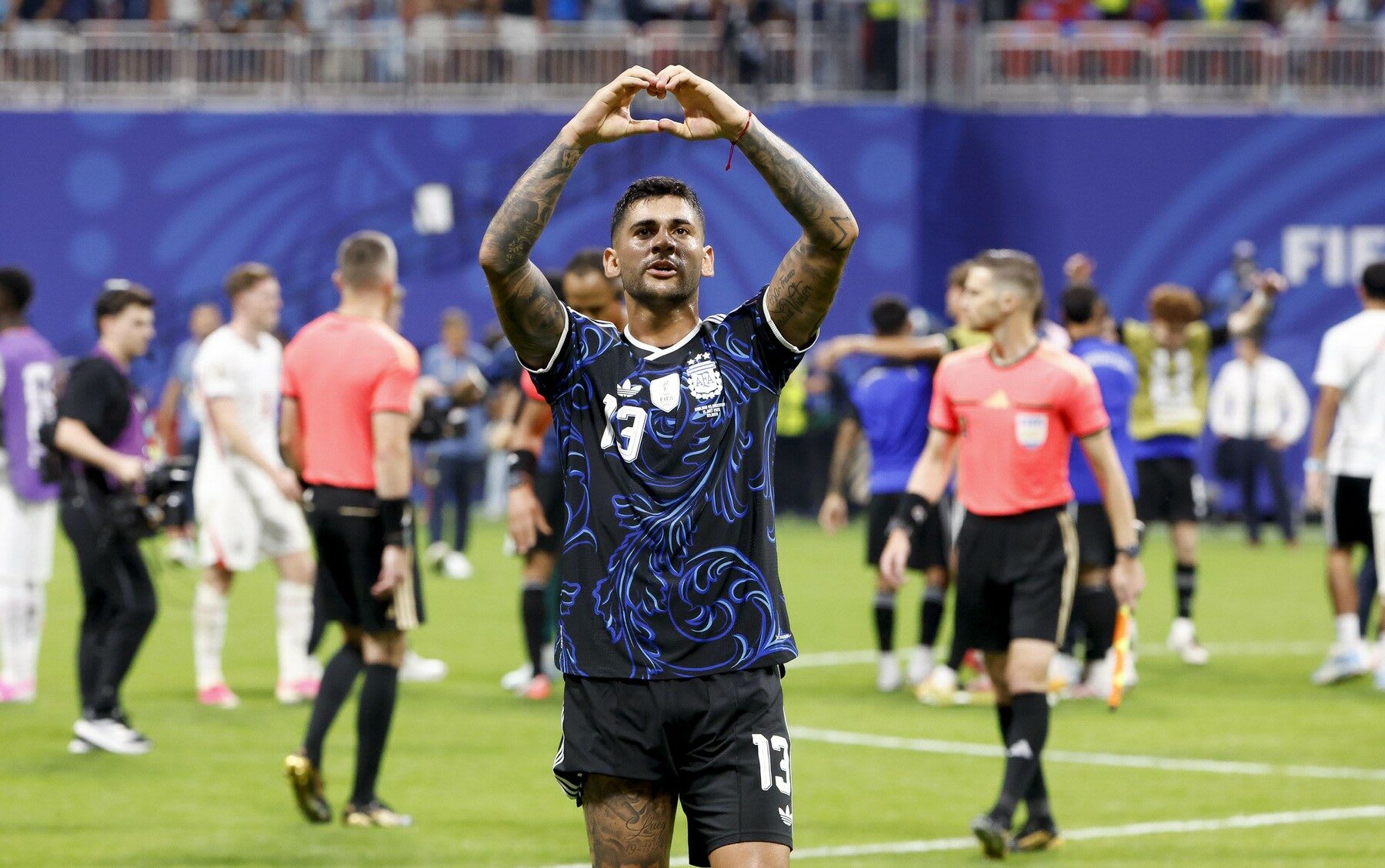 Gary Neville și Cristian Romero în timpul meciului de fotbal