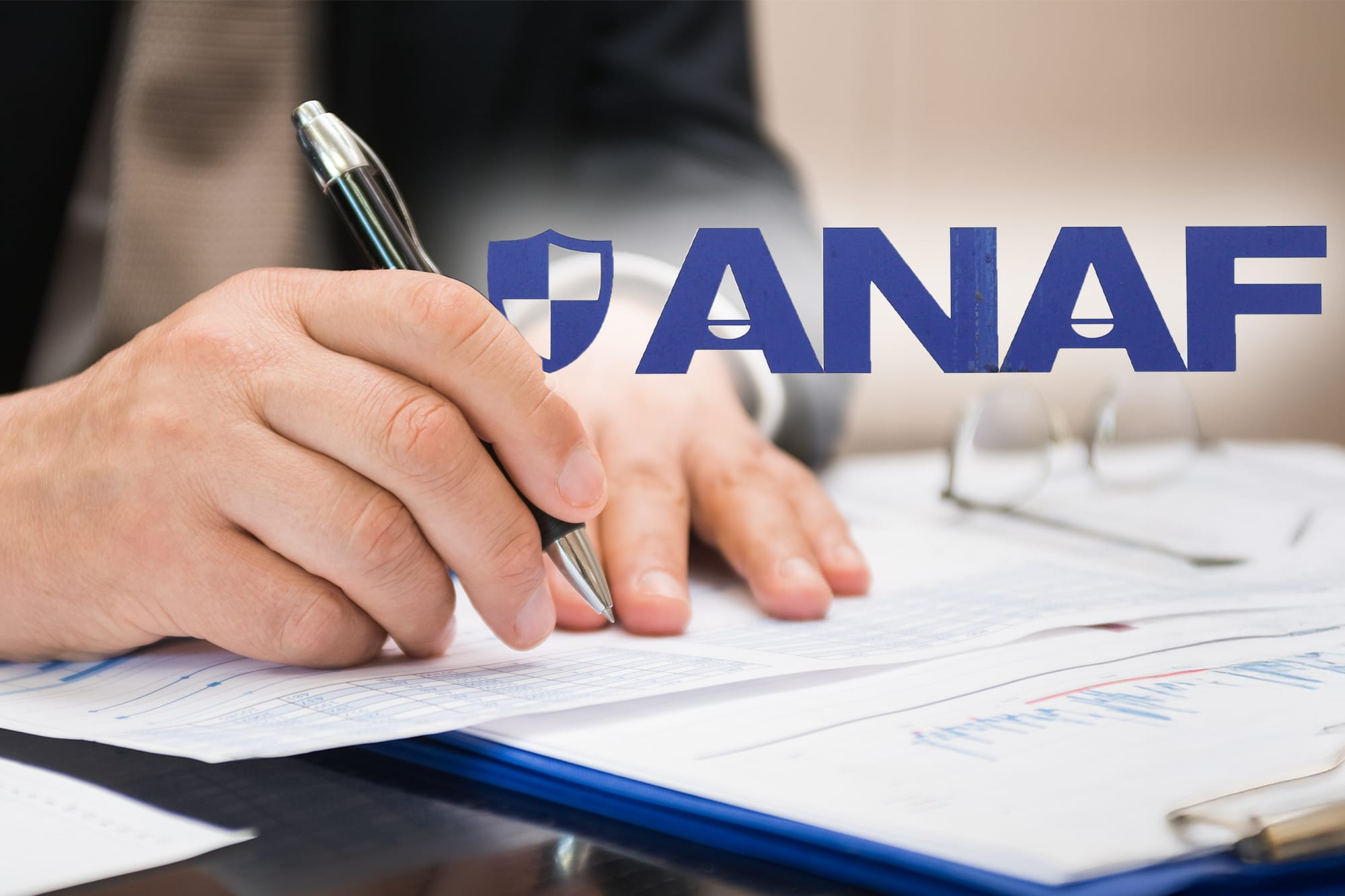 Inspector ANAF verificând documente fiscale false