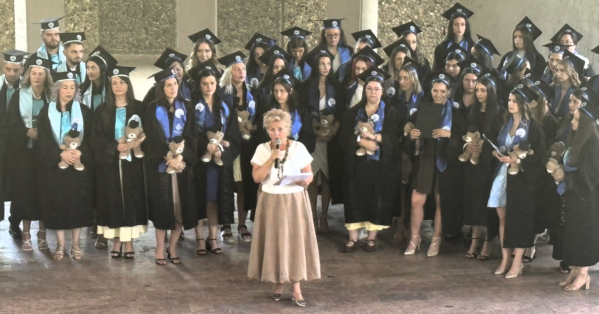 Absolvenți în robe academice primind diplome la Zalău