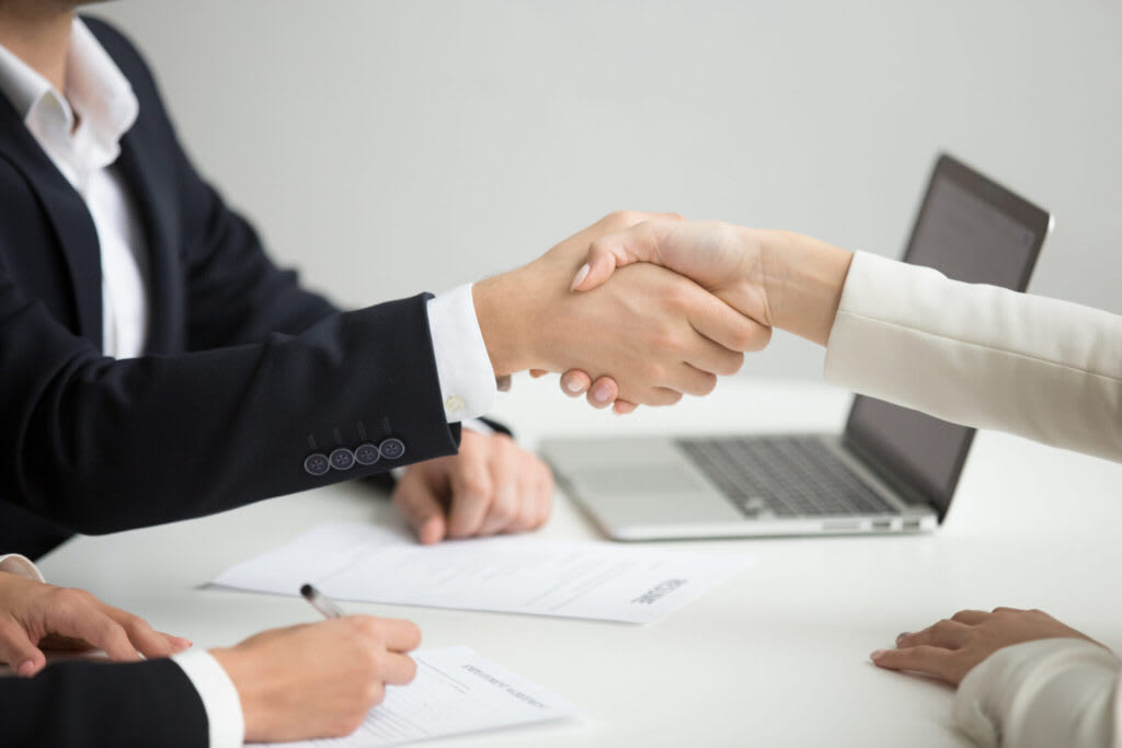 Echipă de angajați în birou, discuție de afaceri, sediu companie Sălaj