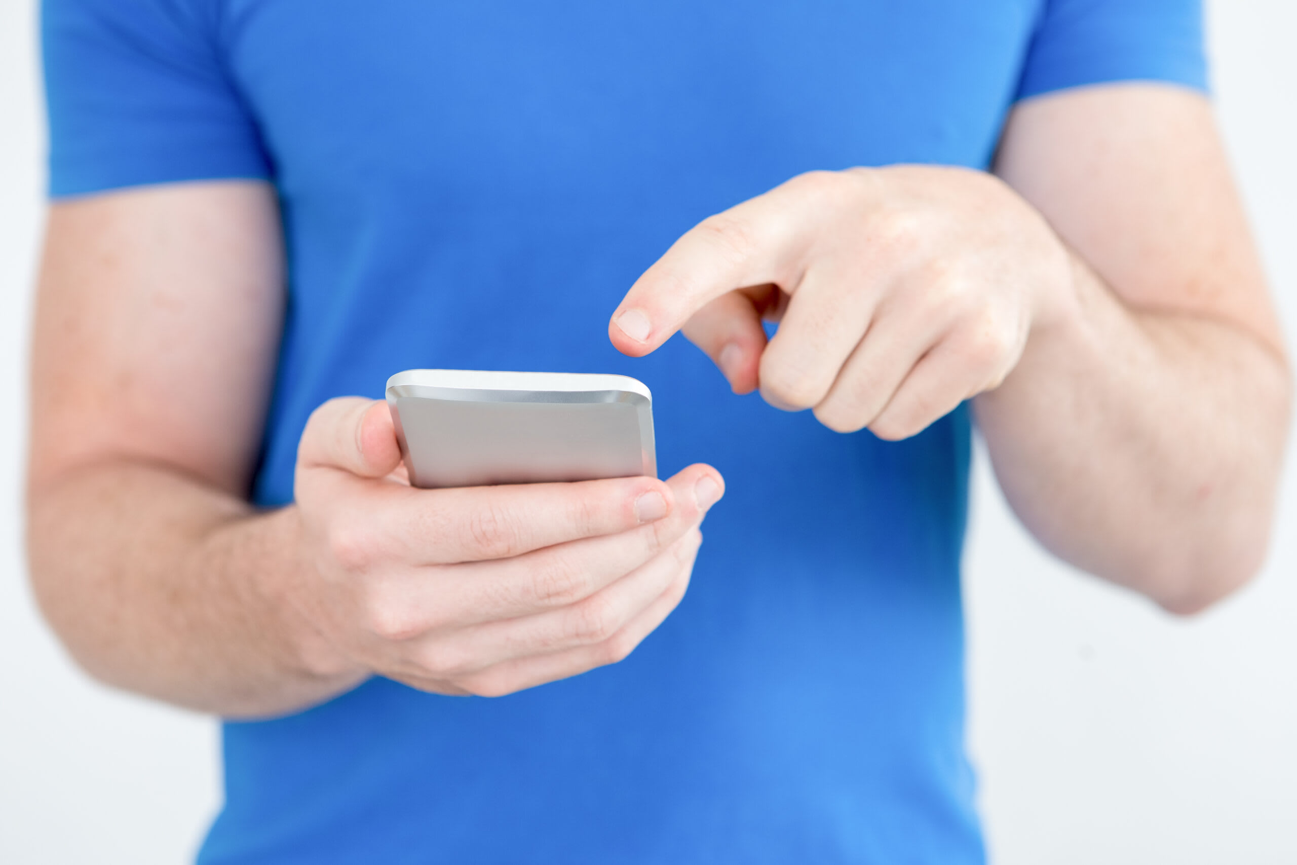 Persoană folosind telefonul mobil, dureri la degetul mare