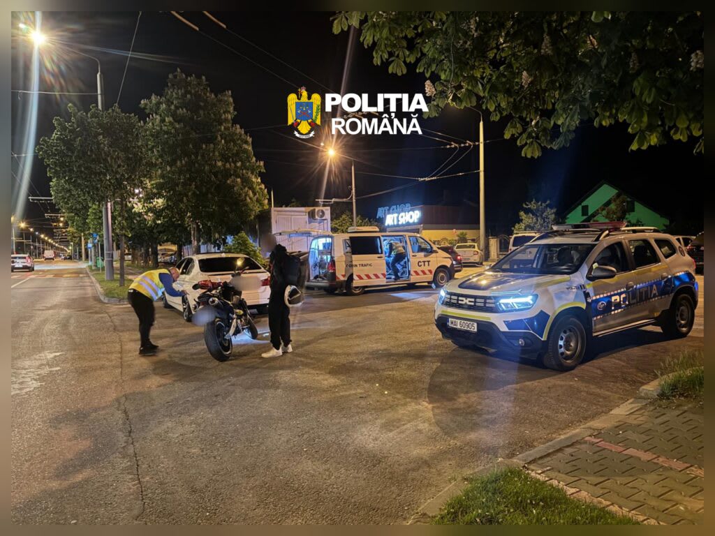 Polițiști în uniformă la sediul IPJ Vaslui, activitate de recrutare