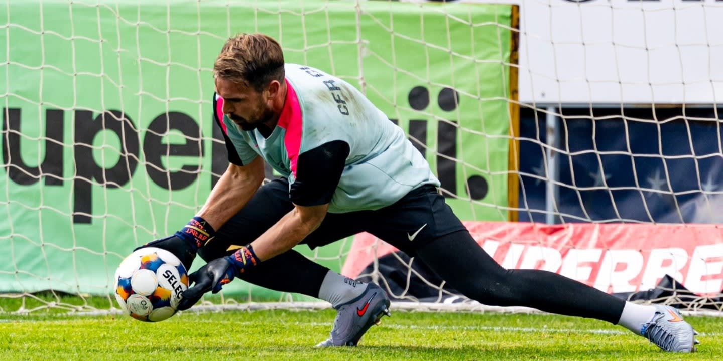 Portar italian Alessandro Micai în acțiune pe teren