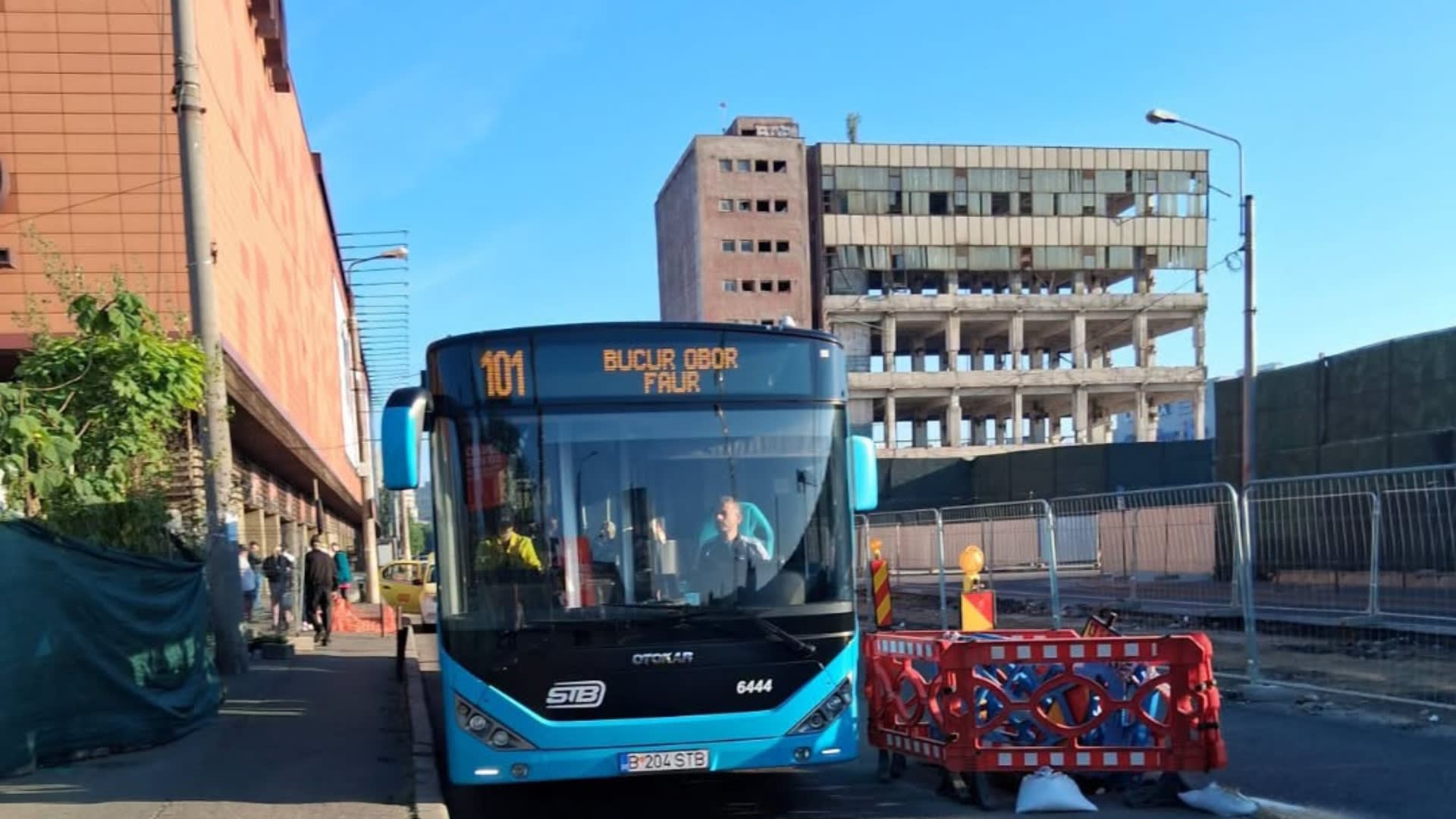 Autobuz STB circulând pe traseu modificat în București
