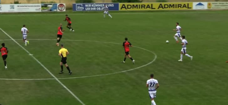 Fotbalist polonez în acțiune pe teren din Austria