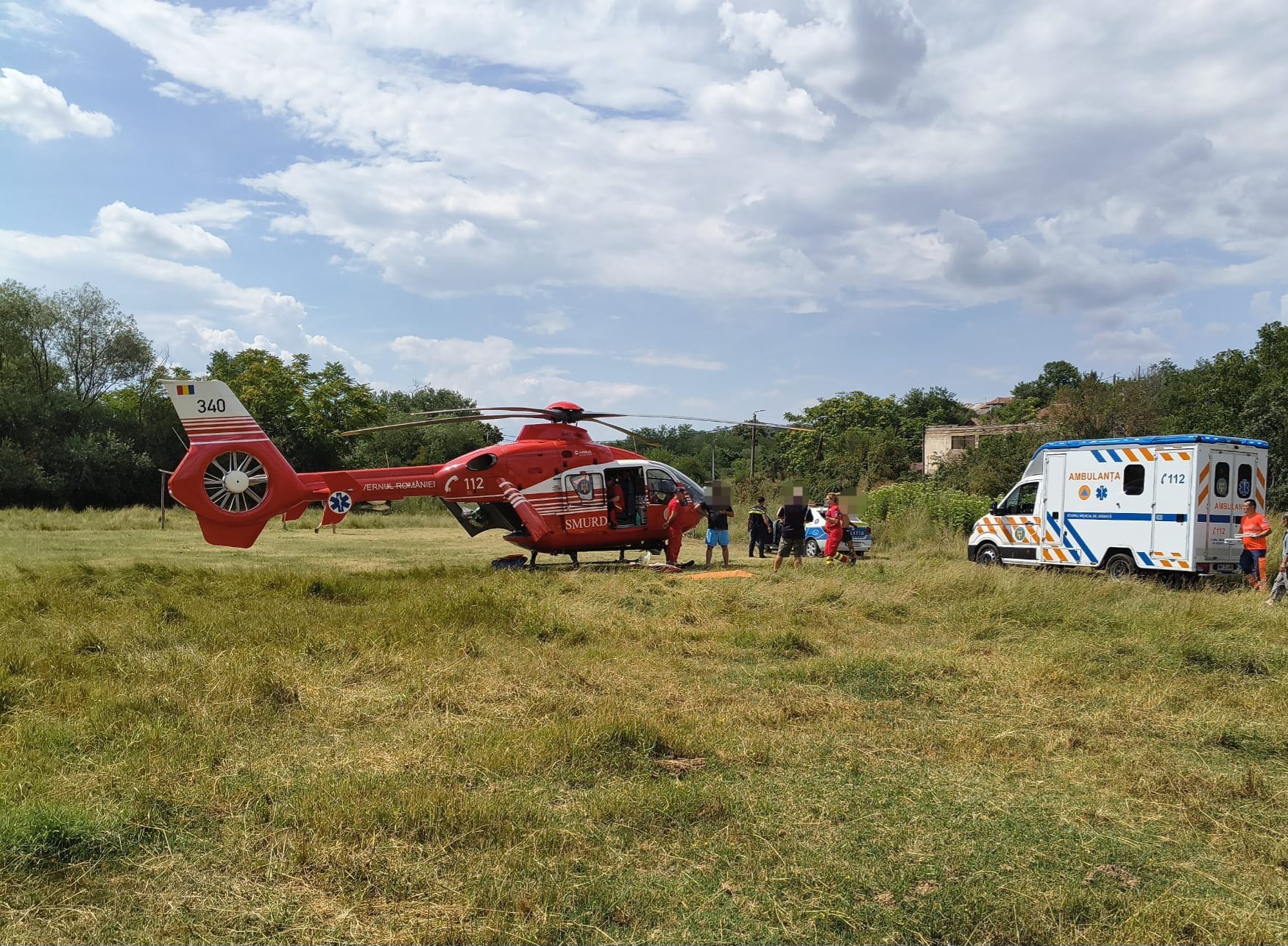 Echipaje de urgență intervenind la accidentul tractorului în Mehedinți