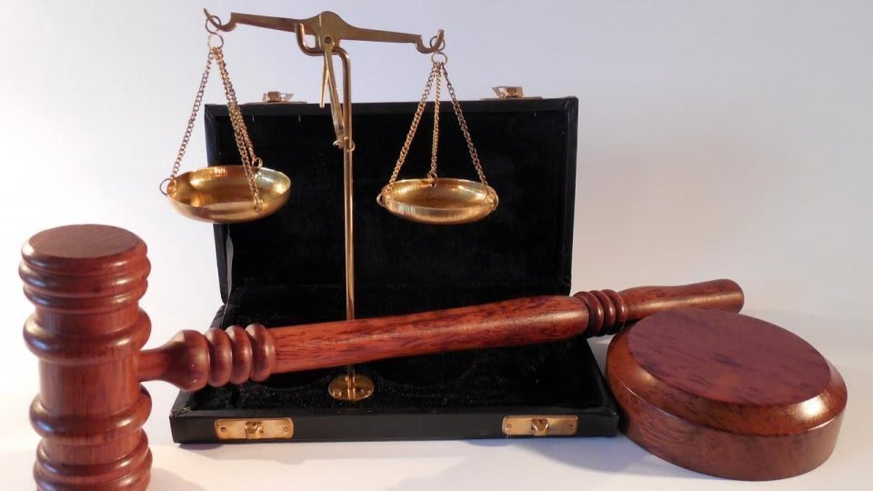 Judecător în sala de judecată, simbol al sistemului judiciar românesc
