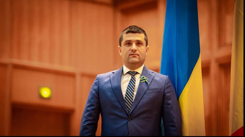 Radu Miruță semnând ordinul de revocare la birou