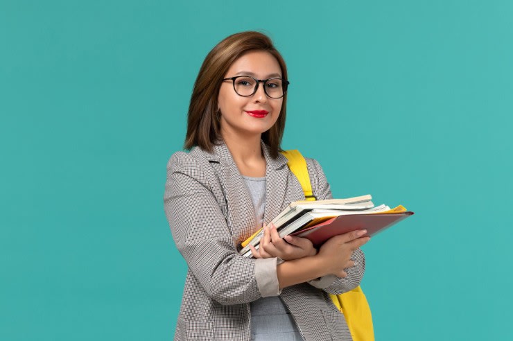 Profesor în clasă în zone izolate, elevi și tablă