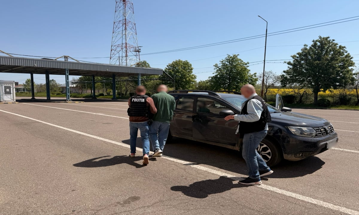 Polițiști rutieri verificând un șofer în trafic în Harghita