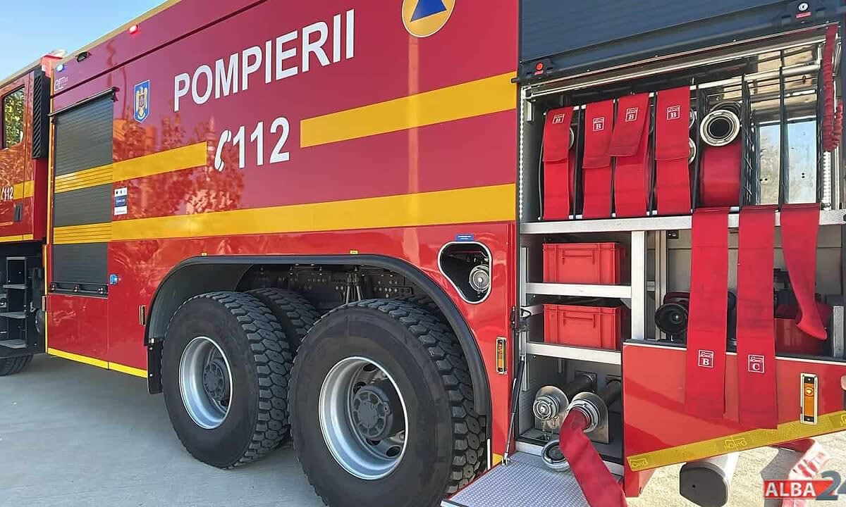 Pompieri din Blaj stingând incendiu la combina agricolă în Cergău Mic
