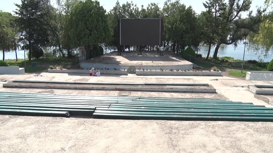 Amfiteatru în Parcul Tineretului, Buzău, în stare de degradare