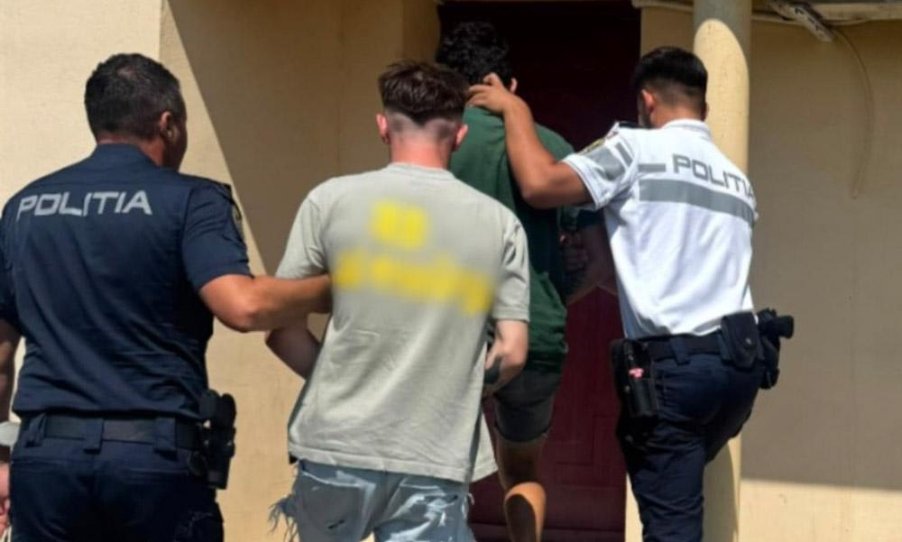 Polițiști giurgiu reținând doi tineri după conflict