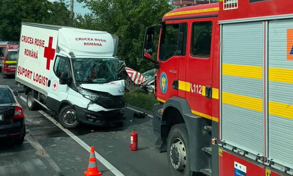 Mașină a Crucii Roșii implicată într-un accident rutier pe DN1A, la Cornești
