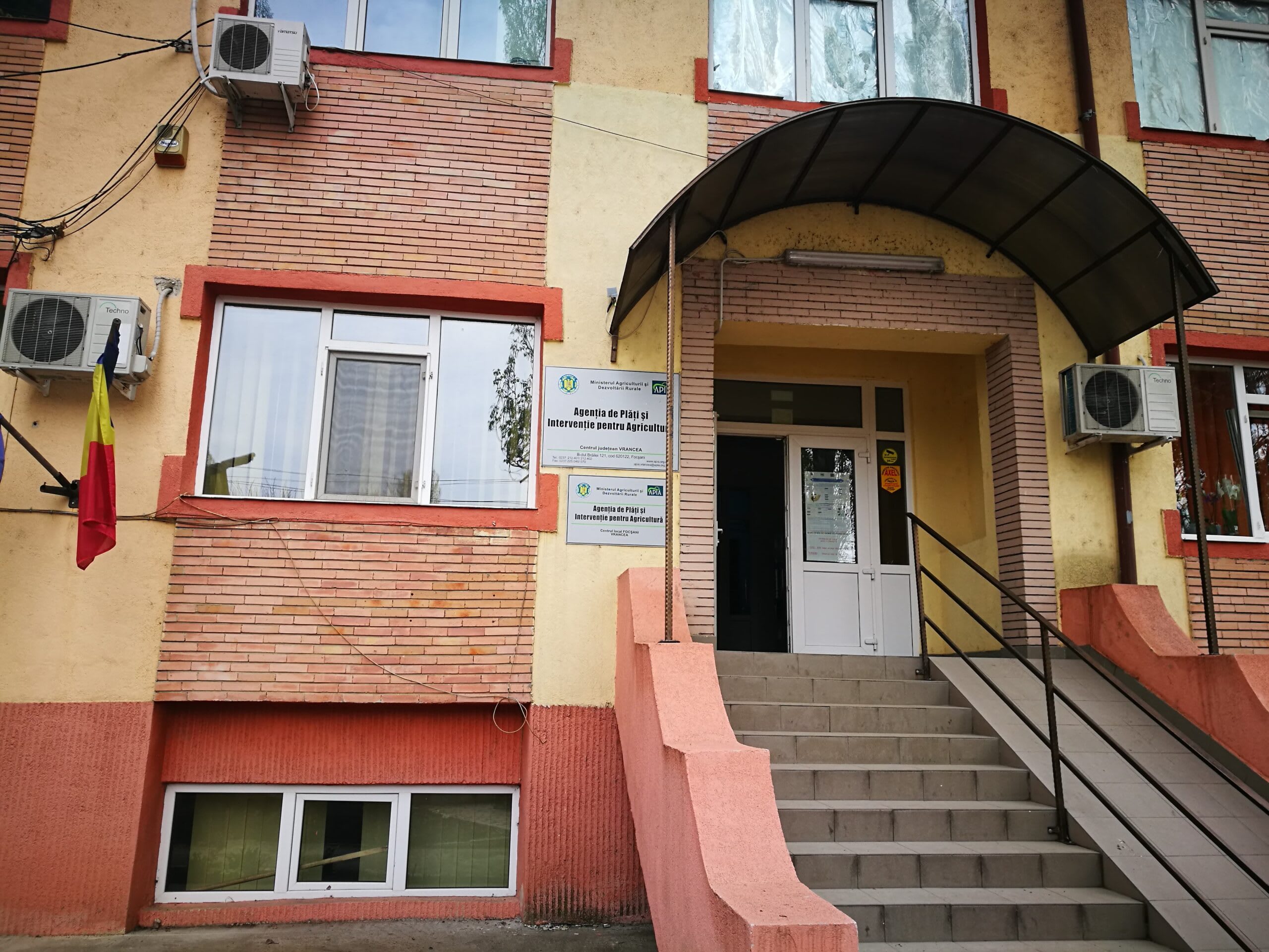 Inspector APIA verificând parcele agricole în Vrancea