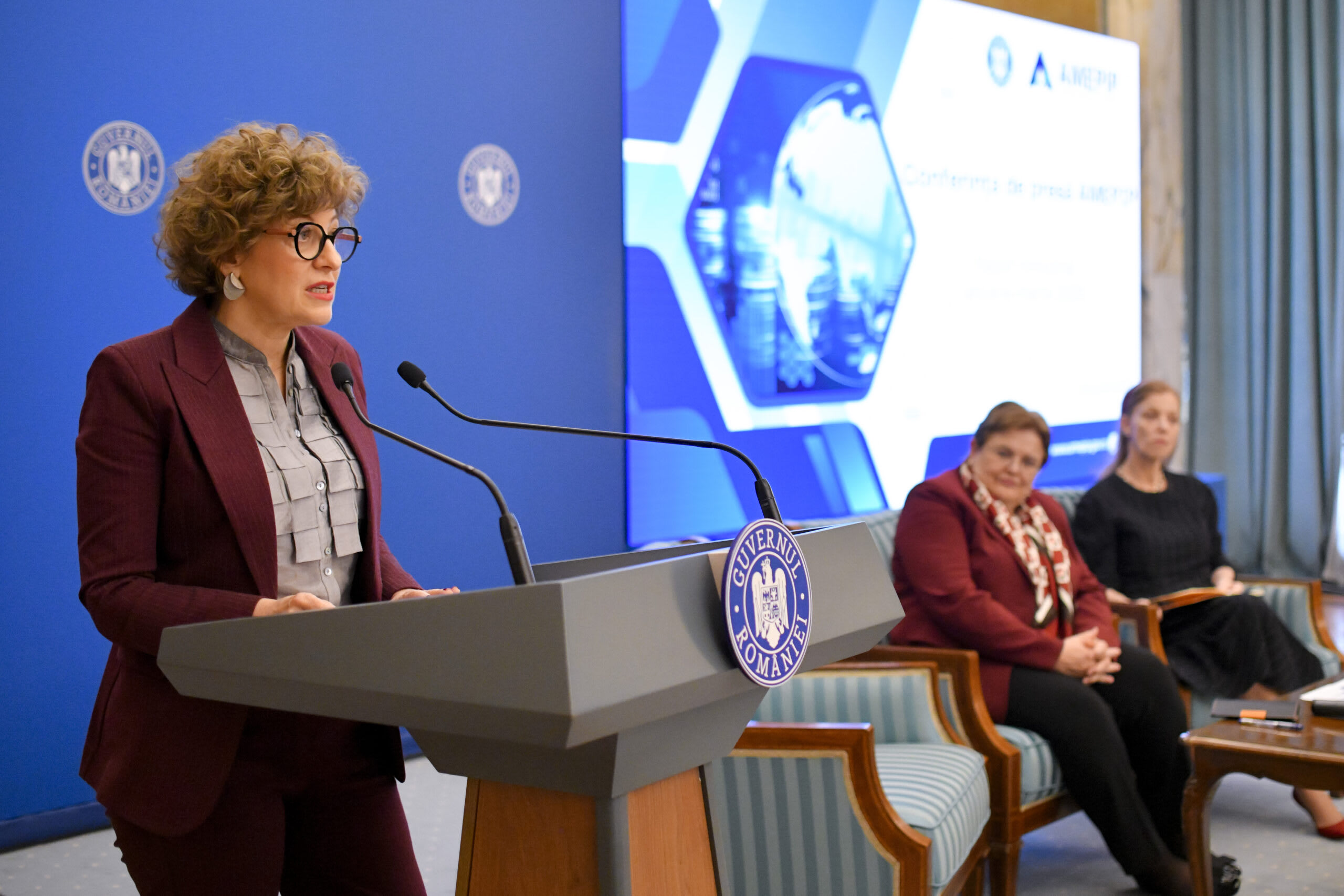 Clădire Palatul CFR în centrul Bucureștiului, cu angajați și instituții publice