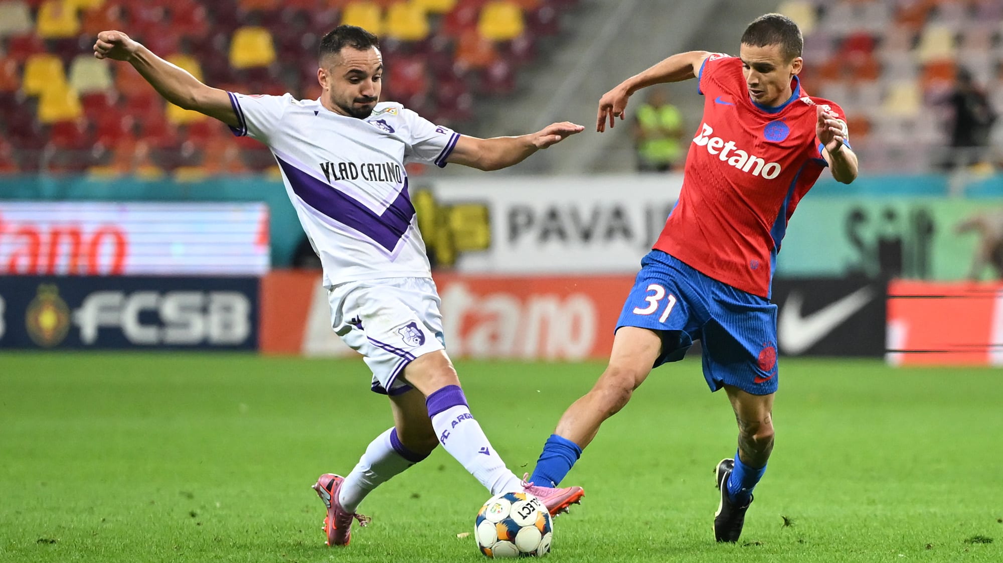 Fotbal în stadionul Steaua, meci FCSB - FC Argeș, spectatori, jucători în acțiune