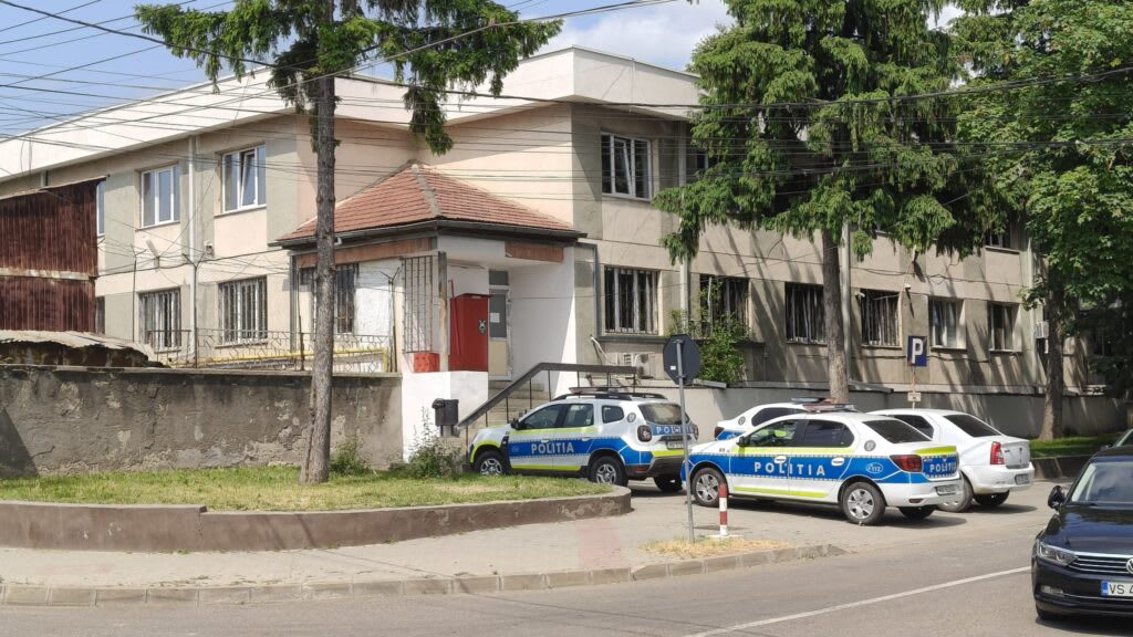 Poliție Vaslui cu bunuri găsite, telefon și geantă maro