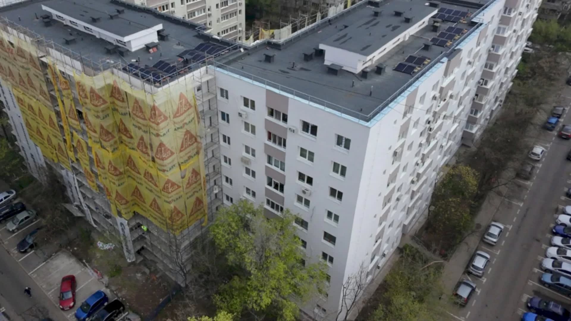 Bloc de locuințe pe Bd. Timișoara cu echipamente electrice și muncitori