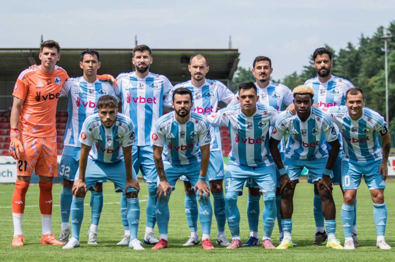 Fotbal în stadionul din Arad, echipe în joc