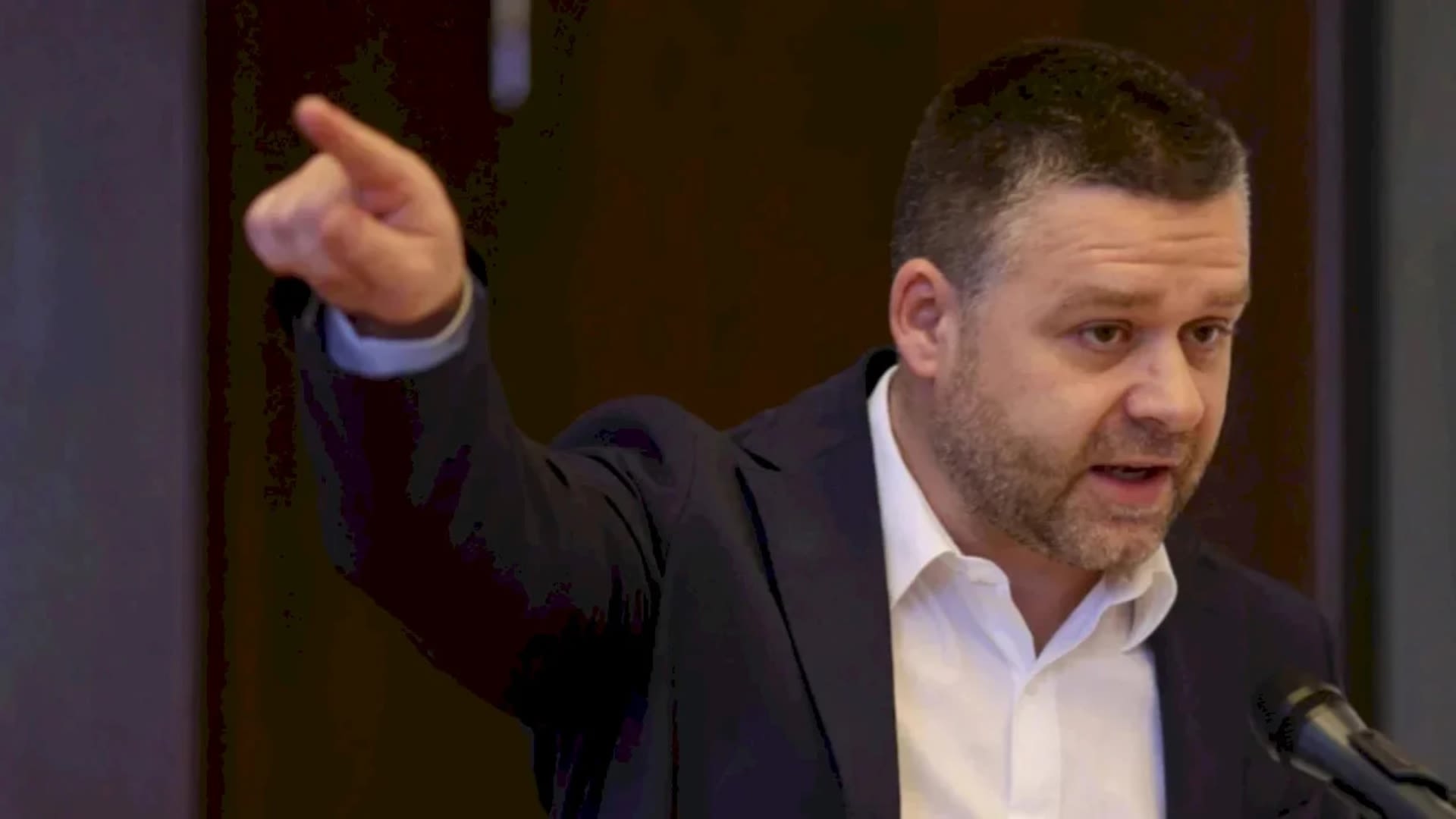 Ciprian Ciucu la o conferință de presă