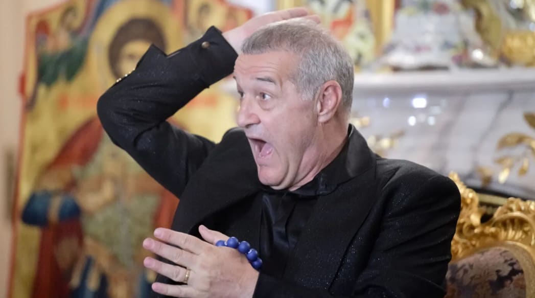 Gigi Becali în timpul conferinței de presă, echipa de start a FCSB pe fundal