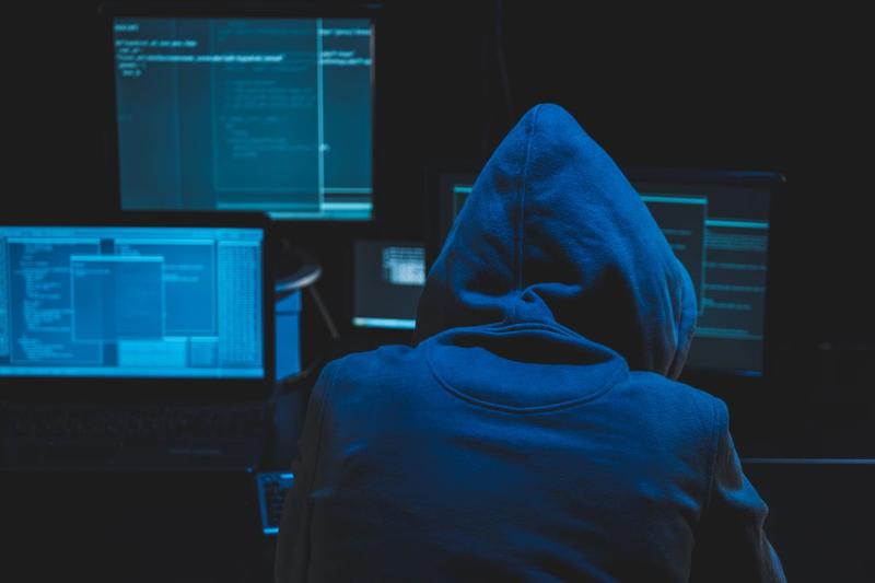 Hacker în fața calculatorului, atac cibernetic asupra sistemelor ANCPI