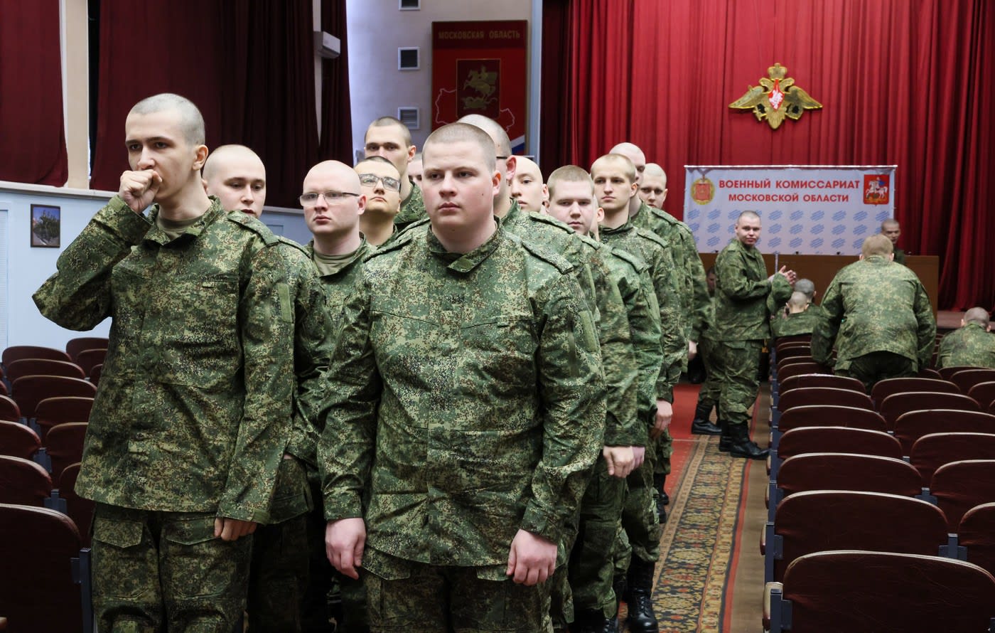 Cetățeni ruși la un centru de recrutare, discuții pe rețele sociale despre convocări militare