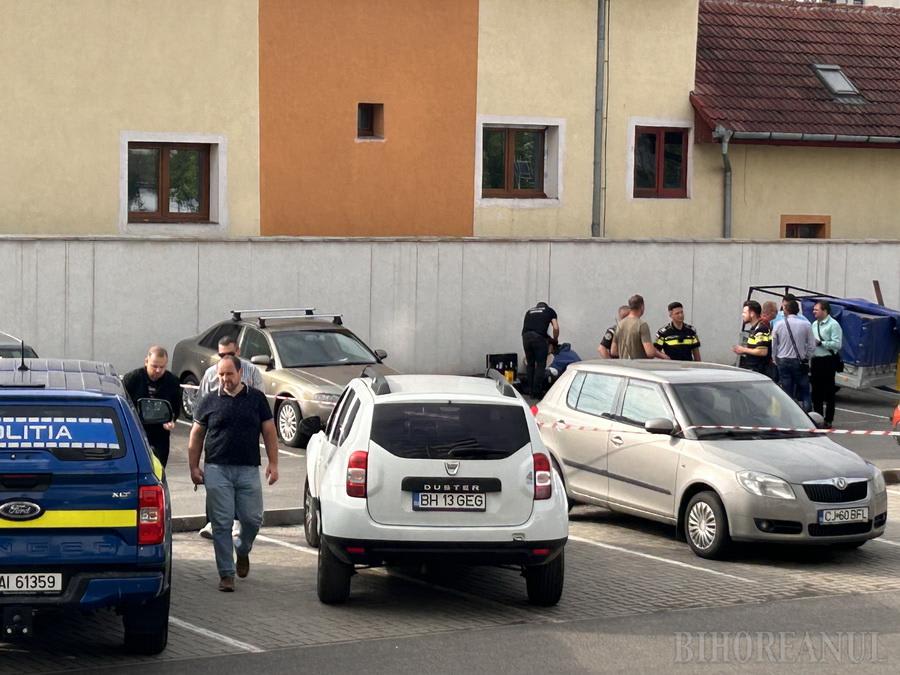 Judecată în sala de tribunal cu inculpați și judecător Judecată în sala de tribunal cu inculpați și judecător